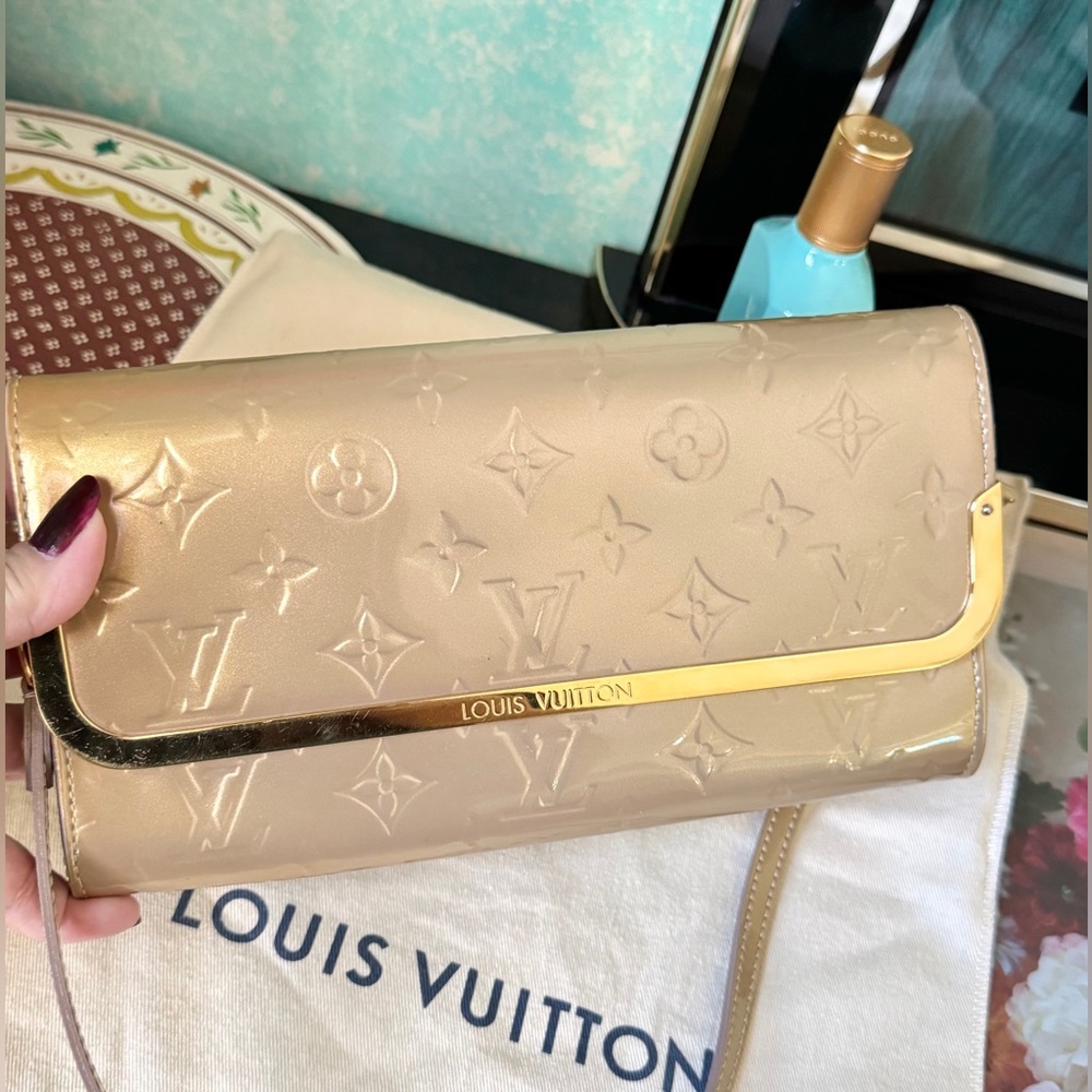 Louis Vuitton beige rossmore MM Clutch